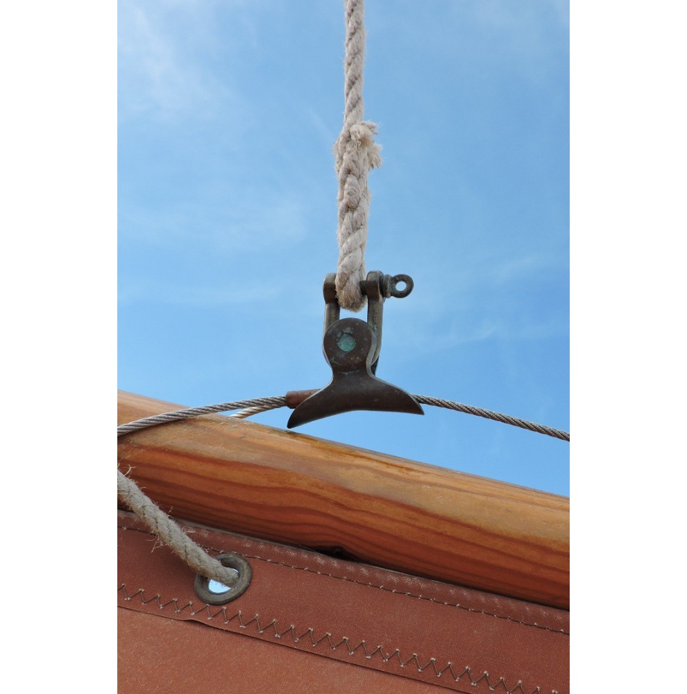 Bronze gaff span shackles