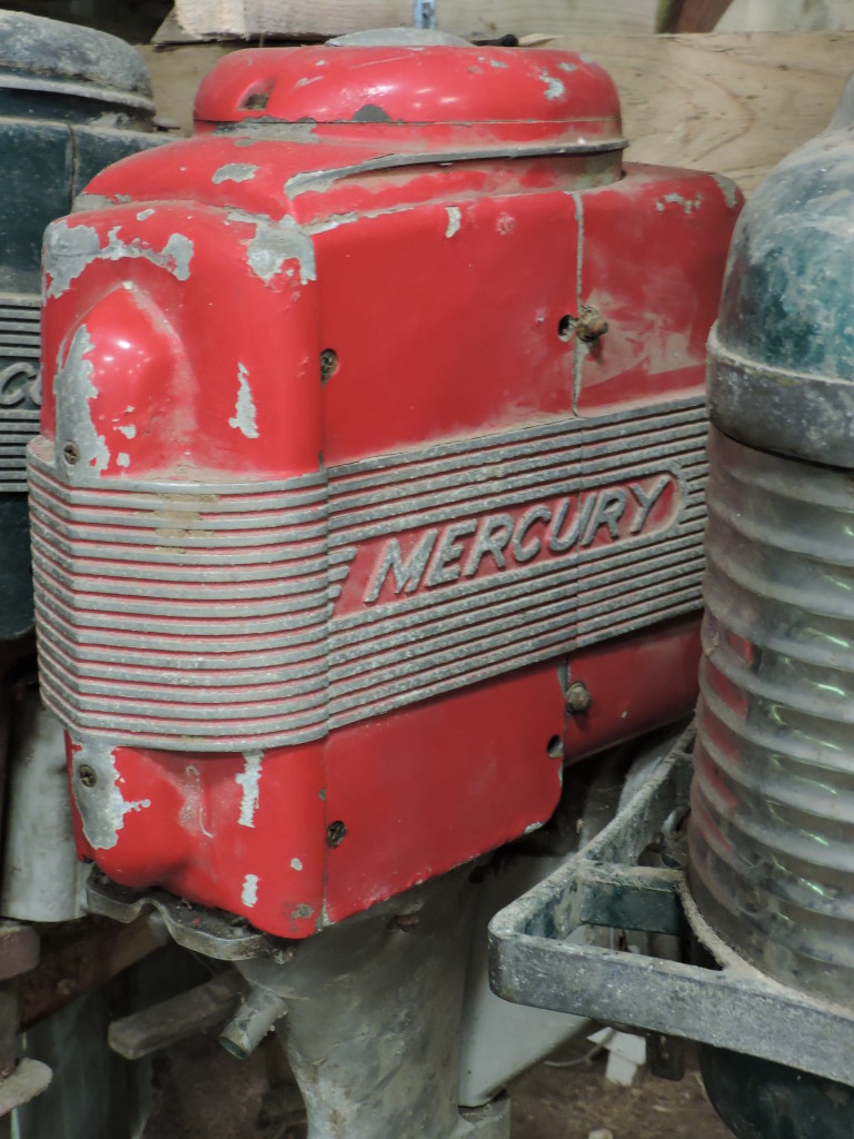 moteur hors-bord Mercury rouge