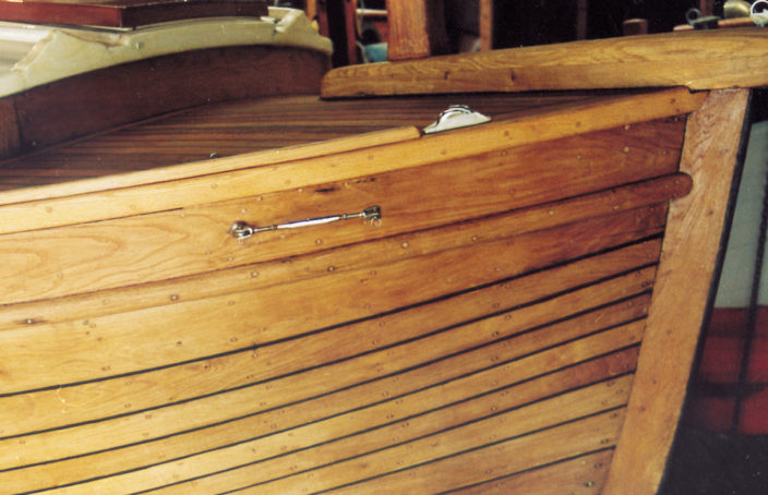 bateau bois apres passage du vernis Coélan