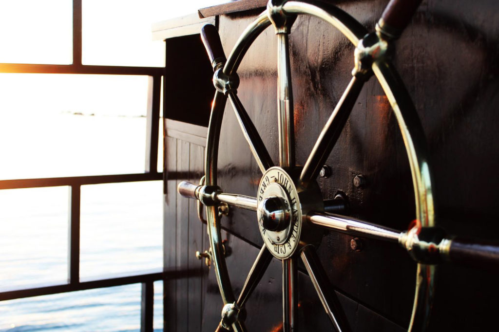 Barre à roue en laiton et poste de pilotage.