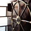 Barre à roue en laiton et poste de pilotage.