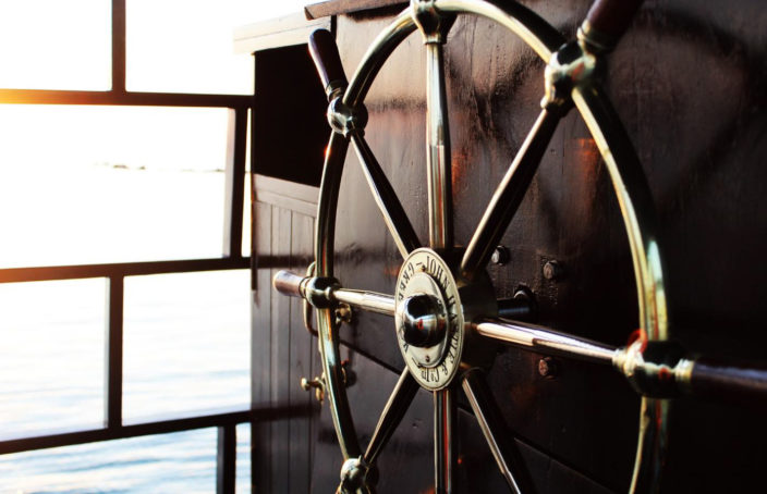 Barre à roue en laiton et poste de pilotage.