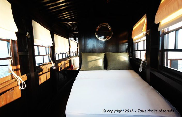 Cabine avec double couchette à l'avant du bateau.