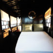 Cabine avec double couchette à l'avant du bateau.