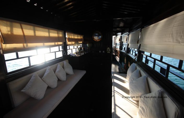 Carré, avec double couchette dans le bateaux birman