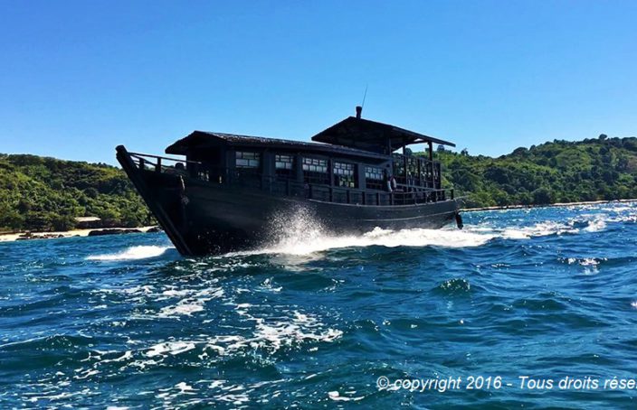 Bateau traditionnel birman, commuter boat.