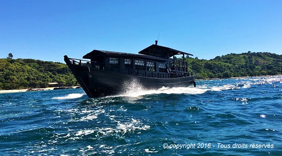 Bateau traditionnel birman, commuter boat.