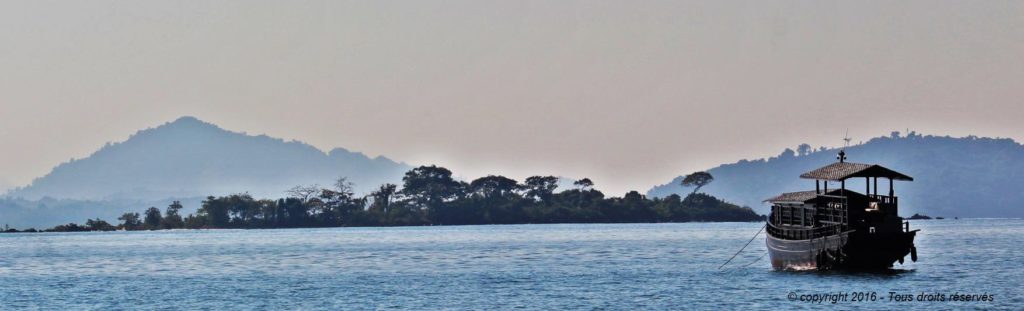 Panorama, yacht et paysage birman.