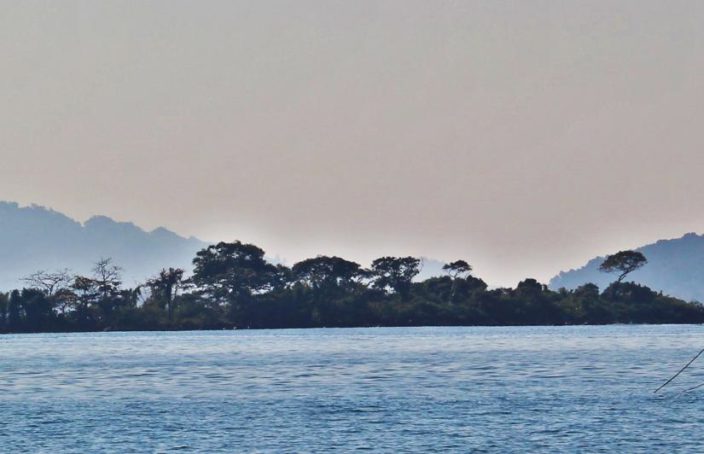 Panorama, yacht et paysage birman.