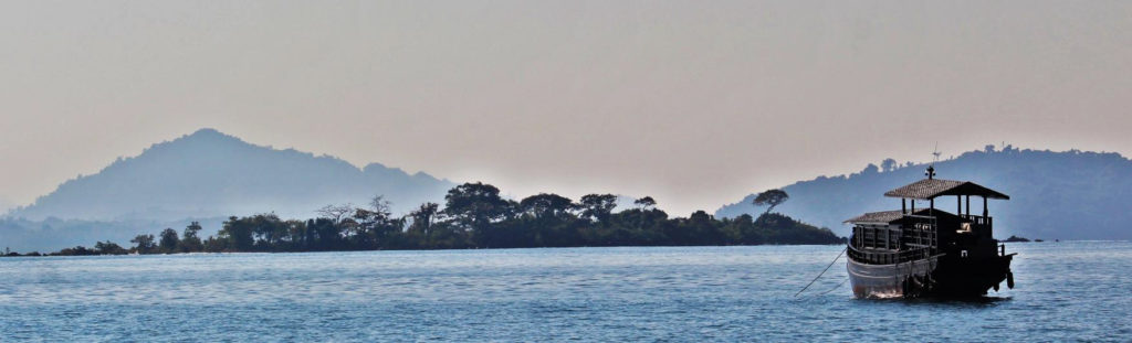 Panorama, yacht et paysage birman.