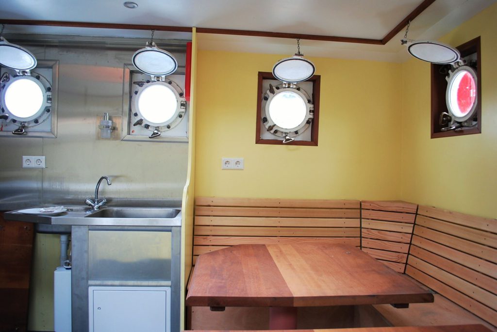 Table de carré voilier Avontuur