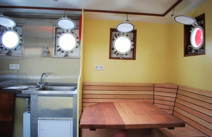 Table de carré voilier Avontuur