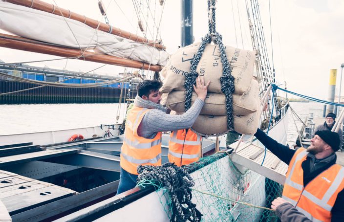Déchargement café voilier Avontuur