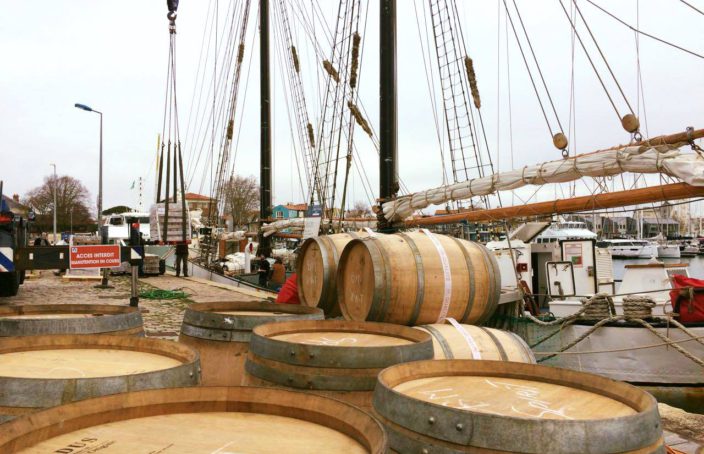 Déchargement vin voilier Advontuur