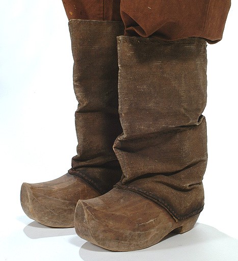 Botou-kinou, bottes de nautisme traditionnelles Finistère, XXe siècle, cuir et bois, Musée de Bretagne.