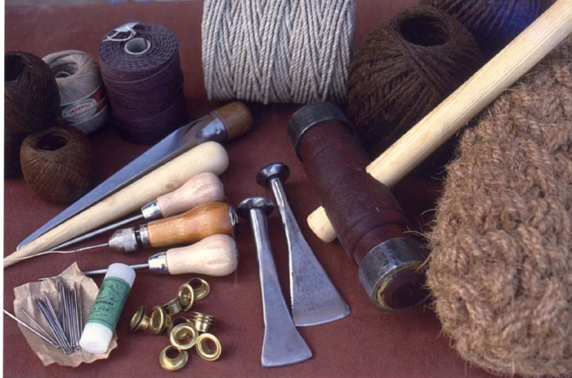 Fers à calfat, maillet et matériaux utilisés en charpenterie de marine