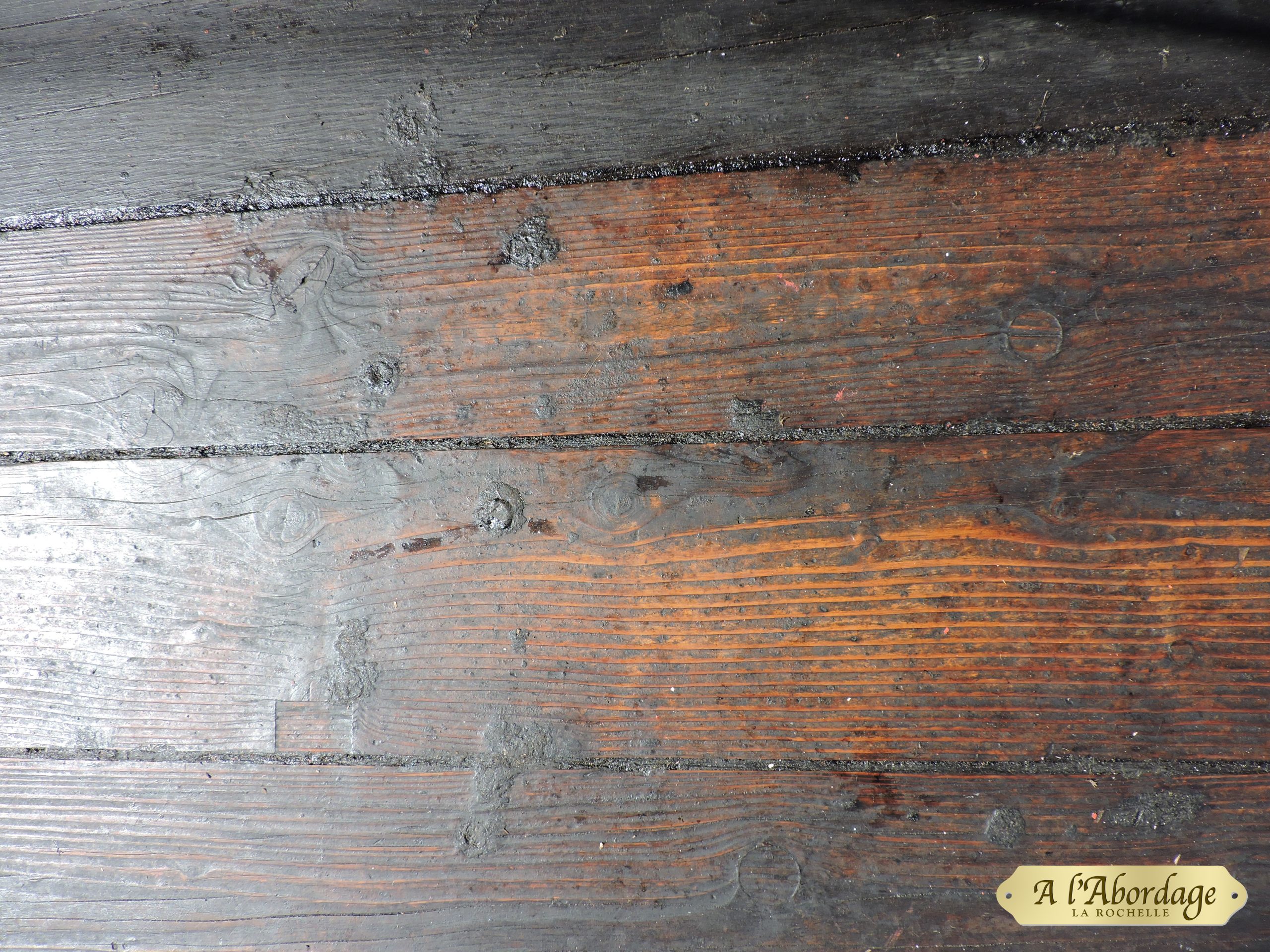 Coutures calfatées entre les planches d’un bateau traditionnel en bois