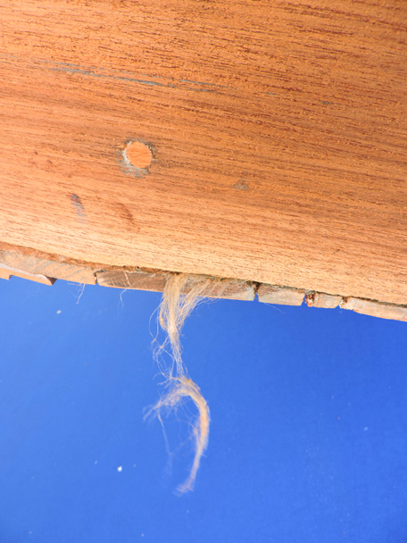 Étoupe visible dans les coutures des bordés d’une coque de bateau en bois
