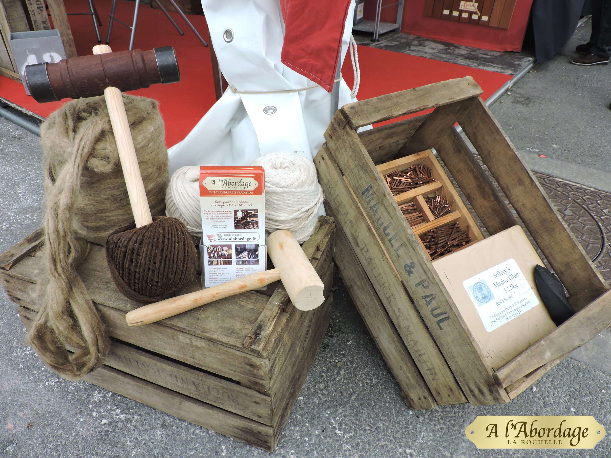 Matériel traditionnel de calfatage avec maillet, étoupe et cordages pour bateau en bois