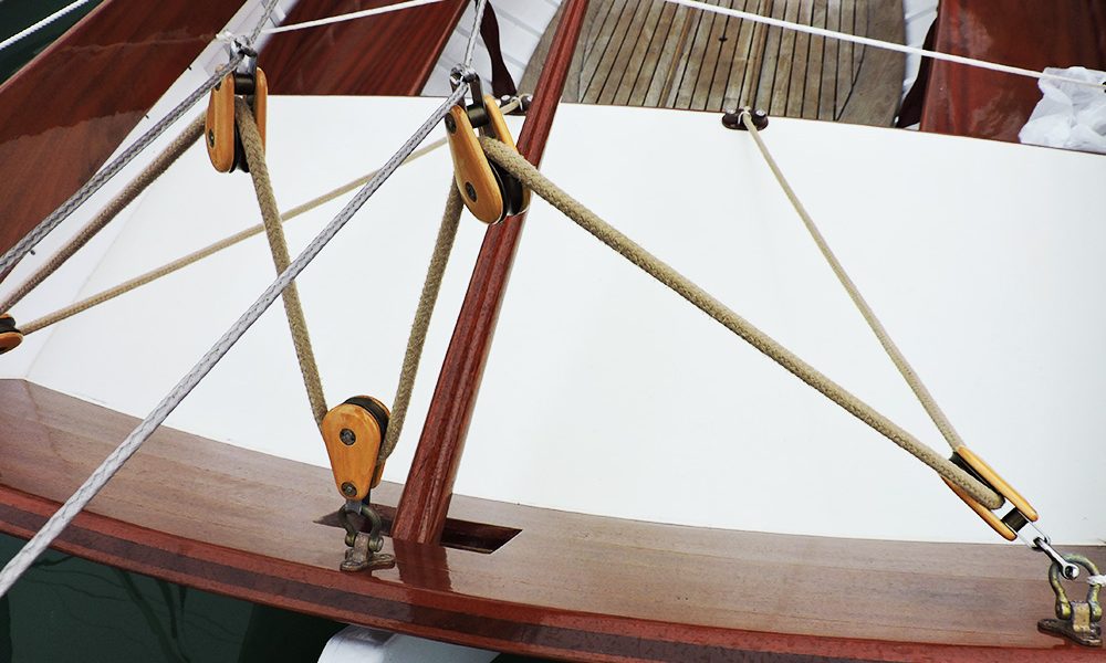 Poulies Victory Barton en bois montées sur le gréement d’un voilier classique