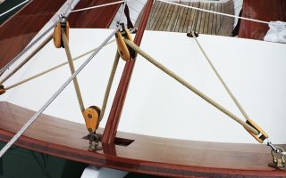 Poulies Victory Barton en bois montées sur le gréement d’un voilier classique