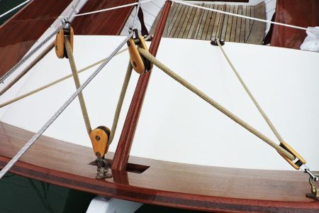 Poulies Victory Barton en bois montées sur le gréement d’un voilier classique
